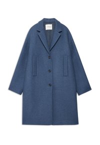 Modrý vlnený kabát s klopovým golierom, jedným gombíkom, dvoma prednými vreckami a voľným strihom s dlhými rukávmi.
