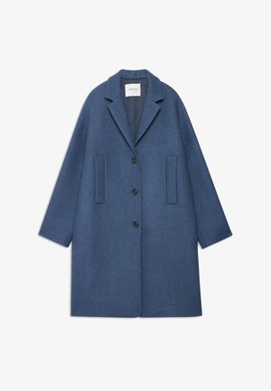 Modrý vlněný kabát s klopovým límcem, jedním knoflíkem, dvěma předními kapsami a volným střihem s dlouhými rukávy.