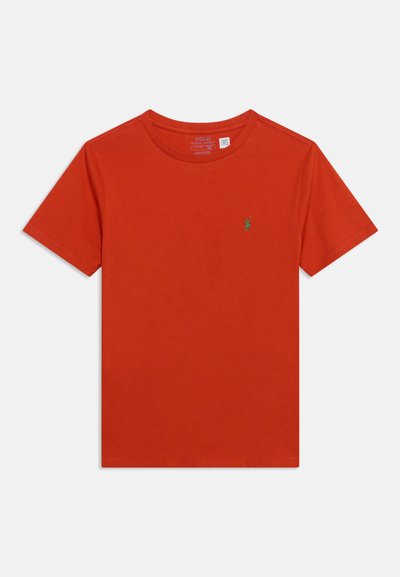 Απλό T-shirt με κοντά μανίκια και στρογγυλή λαιμόκοψη σε μονόχρωμο πορτοκαλί με μικρό πράσινο κεντημένο λογότυπο στο αριστερό στήθος.