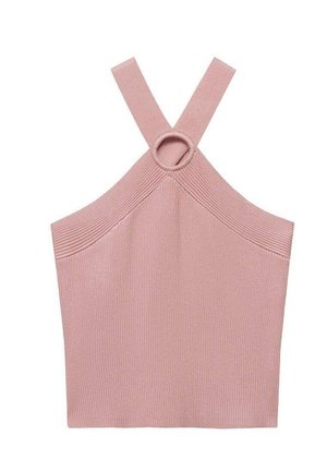Różowy, prążkowany, bezrękawny sweterek z krzyżującymi się ramiączkami łączącymi się na okrągłym kółku przy dekolcie.