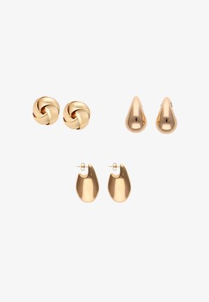 Három pár arany színű fülbevaló: csavart csomó, sima csepp alakú és ívelt, absztrakt forma postával, fehér háttéren.