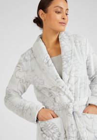 Damart Albornoz - Gray Floral