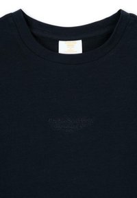 Mörkblå t-shirt i bomull med rund hals, med präglad logotyp på framsidan och en slät yta.