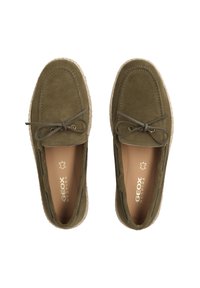 Grüne Wildlederschuhe mit runder Zehenform, Schnürsenkel-Bow-Detail und Sohle aus Jute. Das Innenfutter hat ein Geox-Logo. Geeignet für legere Anlässe.