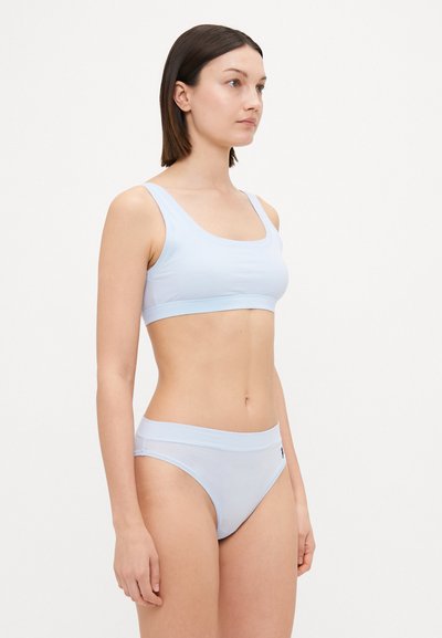 Bralet de culoare albastră deschisă cu bretele late și gât adânc, asortat cu chilot de bikini cu talie înaltă. Material moale și elastic.