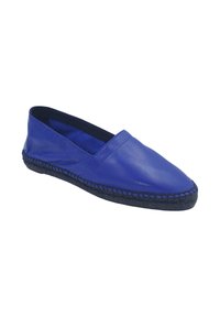 Espadrille de cuero azul con suela plana, punta afilada y borde trenzado negro. Textura suave y diseño sencillo, adecuado para uso casual.