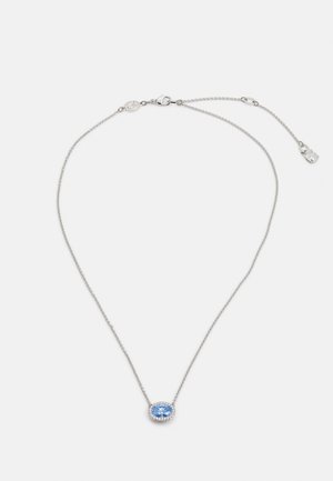 Silberne Kettenhalskette mit einem ovalen blauen Edelstein, umgeben von kleinen klaren Akzenten. Verstellbare Länge mit einem Karabinerverschluss.