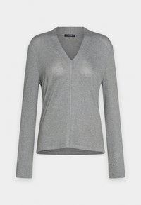 Långärmad topp med V-ringning, tillverkad av ljusgrått stickat tyg med en mjuk textur och en lätt rundad fåll. Har en subtil lyster.