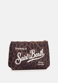 Pochette con stampa leopardata marrone e testo bianco che recita "Sognando un Paradiso Invernale a Saint Barth". Tessuto morbido con chiusura a zip. Forma rettangolare.
