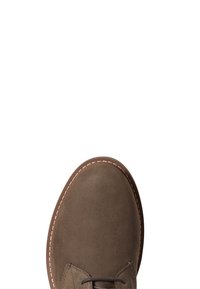 Zapato marrón de cuero con un acabado suave, puntera redonda y costuras en contraste a lo largo de la suela. Diseño con cordones y un detalle mínimo.