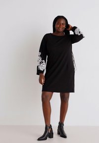 Vero Moda Curve VMCGIRA SHORT DRESS  - Dzsörzéruha - black/white