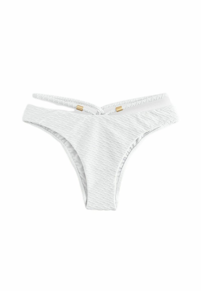 Slip bikini bianco con motivo texturizzato, con strisce laterali sottili e dettagli dorati sulla vita, caratterizzato da un design a forma di V.