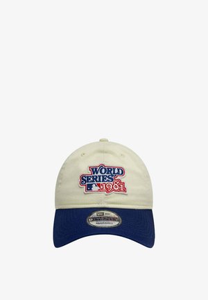 Baseball-Cap in crem und navy, mit gesticktem "WORLD SERIES 1981" Logo. Verstellbarer Riemen; strukturiertes Design mit gebogenem Schild.