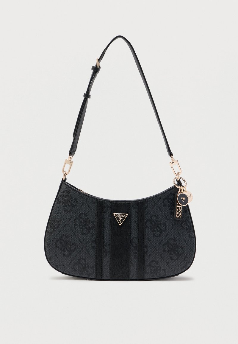 Μαύρη τσάντα ώμου Guess με ρυθμιζόμενο λουρί, χαρακτηριστικό μοτίβο με το λογότυπο, χρυσό μενταγιόν με το λογότυπο και τριγωνική μεταλλική πλακέτα της μάρκας στο μπροστινό μέρος.