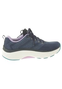Dunkelblaue Sportschuhe mit Mesh-Obermaterial, weißer Zwischensohle, türkisfarbenen Akzenten und gepolstertem Kragen. Mit Schnürsenkeln und gemusterten Details an den Seiten.