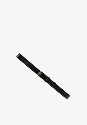 Cintura in pelle nera con fibbia rettangolare argento e due passanti, posata distesa su sfondo bianco.