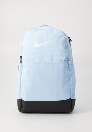 Lichtblauwe rugzak van textuur-stof, met een zwarte onderkant en een wit Nike-logo aan de voorkant. Bevat ritsen en gaas zijzakken.