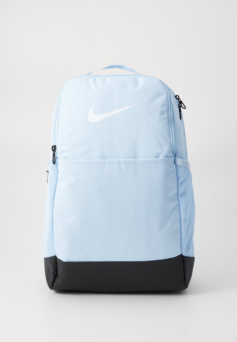 Lichtblauwe rugzak van textuur-stof, met een zwarte onderkant en een wit Nike-logo aan de voorkant. Bevat ritsen en gaas zijzakken.