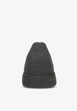 Szary dzianinowy kapelusz beanie z prążkowaną teksturą, zwężanym wierzchem i podwiniętym brzegiem, z małą metką z przodu.