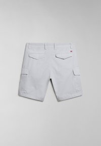 Bermudas cargo de color gris claro con un corte recto, dos bolsillos traseros y bolsillos laterales cargo con un sutil detalle de marca. Textura de tela suave.