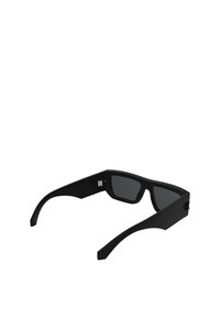 Czarne okulary przeciwsłoneczne z prostokątną oprawką, ciemnymi soczewkami i elegancką, matową fakturą. Wyposażone w subtelne metalowe akcenty po bokach.