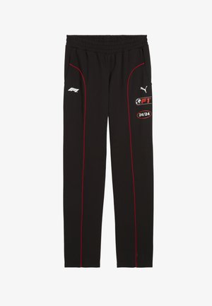 Mustat urheiluhousut punaisilla yksityiskohdilla, joissa on Puma- ja F1-logot, suunniteltu mukavuutta ja aktiivista käyttöä varten.