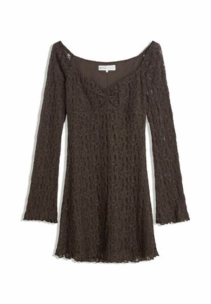 Bruine kanten jurk met lange mouwen, off-shoulder ontwerp, bloemmotief, geplooide voorkant en geschulpte zoom.
