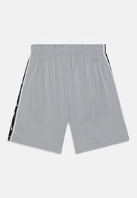 Szare sportowe szorty z elastycznym pasem, czarnym bocznym panelem z białymi napisami oraz białymi paskami dekoracyjnymi po bokach.