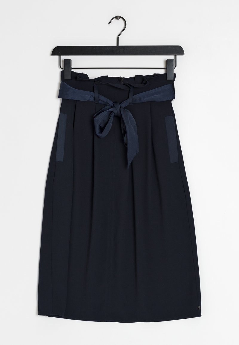 Jupe bleu marine avec une taille à nouer, dotée de deux poches avant et d'un design fluide. Tissu lisse avec un léger éclat.