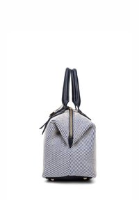 Gestreepte stoffen handtas met marineblauwe leren accenten, dubbele handgrepen bovenaan, ritsluiting en een gestructureerde vorm. Voorzien van gouden hardware.