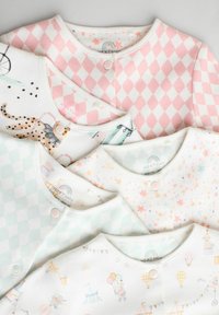 Completi per neonati in cotone nelle tonalità pastello con motivi: rombi rosa, animali giocosi, quadretti menta e disegni di stelle colorate.