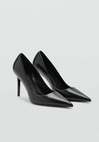 Zapatos de tacón alto de punta negra, hechos de cuero suave, con un diseño elegante y un fino tacón de aguja.