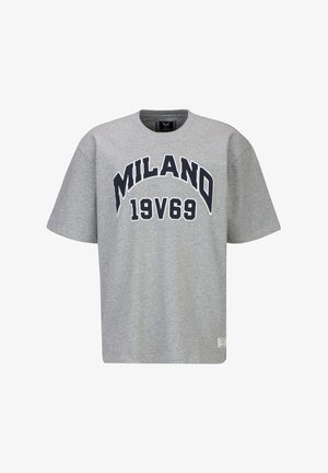 Grijs T-shirt met korte mouwen en "MILANO 19V69" in grote zwarte letters op de borst gedrukt.