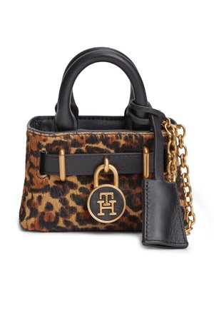 Petit sac à main en tissu imprimé léopard, poignées en cuir noir et quincaillerie dorée incluant une chaîne et une serrure ronde avec des initiales gravées.