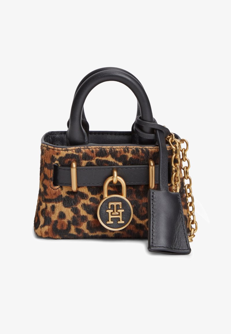 Petit sac à main en tissu imprimé léopard, poignées en cuir noir et quincaillerie dorée incluant une chaîne et une serrure ronde avec des initiales gravées.