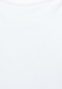 T-shirt blanc à manches courtes en tissu de coton doux, avec un col rond et une texture lisse. Aucun motif ni accent visible.