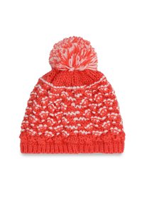 Bonnet en tricot corail avec des accents blancs, présentant un motif texturé et un pompon duveteux sur le dessus, bord uni.