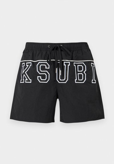 Juodos maudymosi šortai su elastinga juosmens juosta ir raišteliu, priekyje didelėmis baltomis kontūrinėmis raidėmis "KSUBI".
