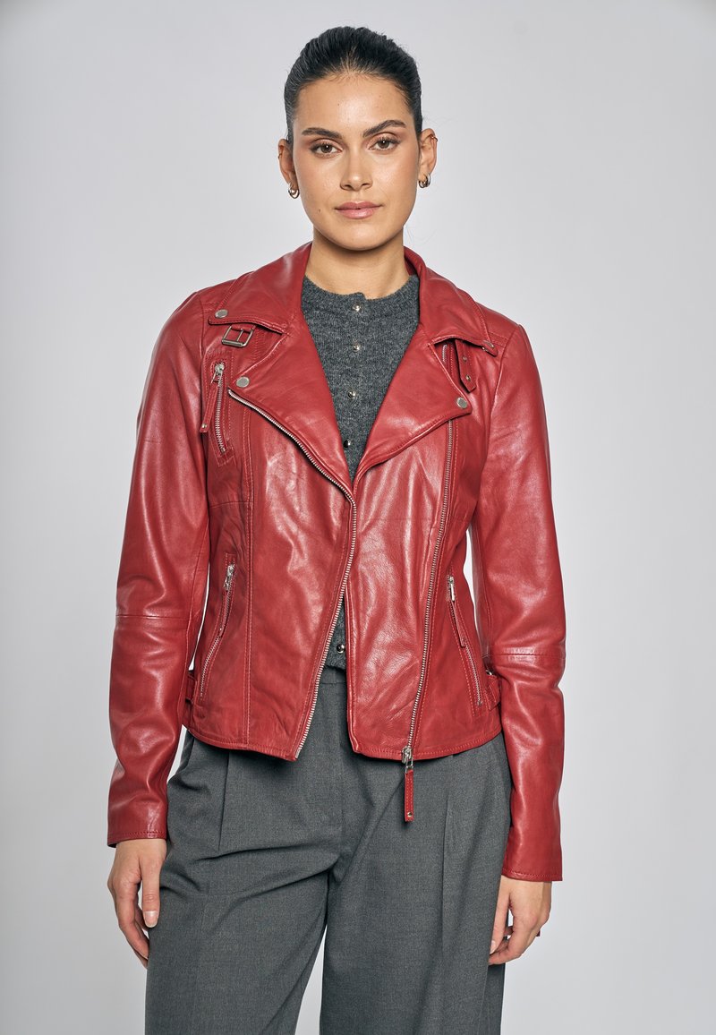 Rode leren motorjas met ritszakken en een spitse kraag, voorzien van een getailleerd ontwerp en een gladde textuur.