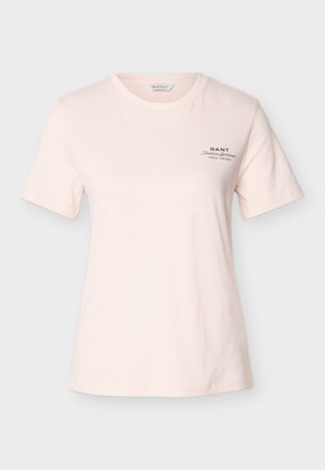 Hellrosa kurzärmliges T-Shirt mit Rundhalsausschnitt und kleinem schwarzen "GANT American Sportswear New Haven"-Schriftzug auf der linken Brust.