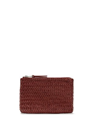 Kleine rechteckige Tasche mit gewebtem dunkelrotem Leder außen und einem oberen Reißverschluss mit Leder-Zuglasche.