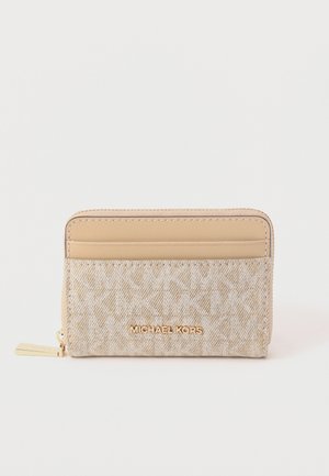 Beżowy i brązowy portfel Michael Kors z zamkiem błyskawicznym, z wytłoczonym wzorem logo i złotą tabliczką z nazwą marki na przedniej kieszeni.