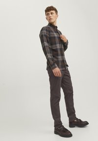 Jack & Jones JPSTMARCO JJDAVE NOOS - Chinot - seal brown