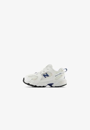 Witte en marineblauwe New Balance 530 sneaker met meshpanelen, vetersluiting en zwarte zool, zijaanzicht op witte achtergrond.