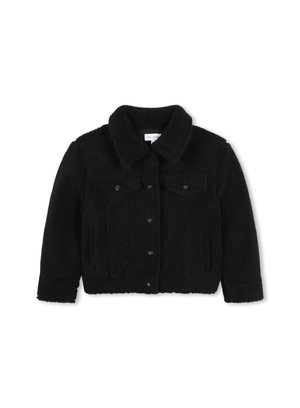 Veste en fausse fourrure noire, texturée, avec un col, deux poches avant et une fermeture à boutons ; design court.