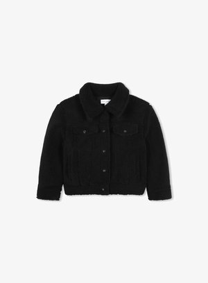 Veste en fausse fourrure noire, texturée, avec un col, deux poches avant et une fermeture à boutons ; design court.