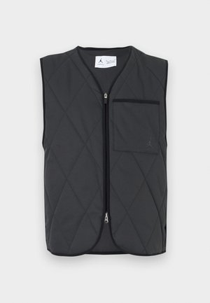 Μαύρο αμάνικο γιλέκο με ανάγλυφη ραφή, μπροστινό φερμουάρ και τσέπη στο στήθος με διακριτικό λογότυπο Jordan στη δεξιά πλευρά.