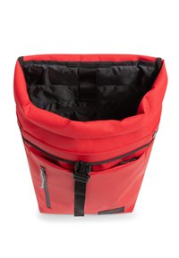 Zaino roll-top rosso realizzato in materiale resistente. Presenta una tasca anteriore con zip e fodera interna nera. Chiusura a fibbia regolabile.