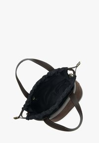 Brązowa torebka o miękkim, zwisającym kształcie. Wykonana ze skóry i materiału, z przeszywanymi brzegami oraz czarną podszewką z kieszonką.