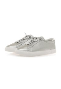 Zapatillas de cuero plateado con puntera redonda, cierre con cordones y suela de goma blanca. Presentan costuras y un logo en el costado.
